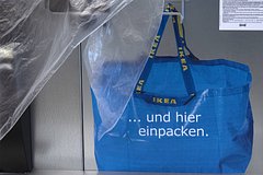 Похищенную картину Ван Гога передали детективу в синем пакете IKEA