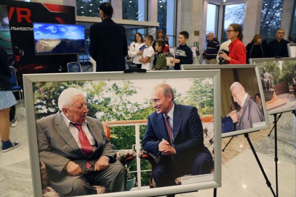 Путин поделился воспоминаниями о Расуле Гамзатове - Год Литературы